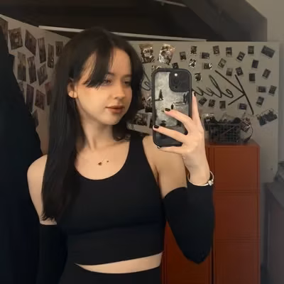 Bella - Petite OnlyFans creator
